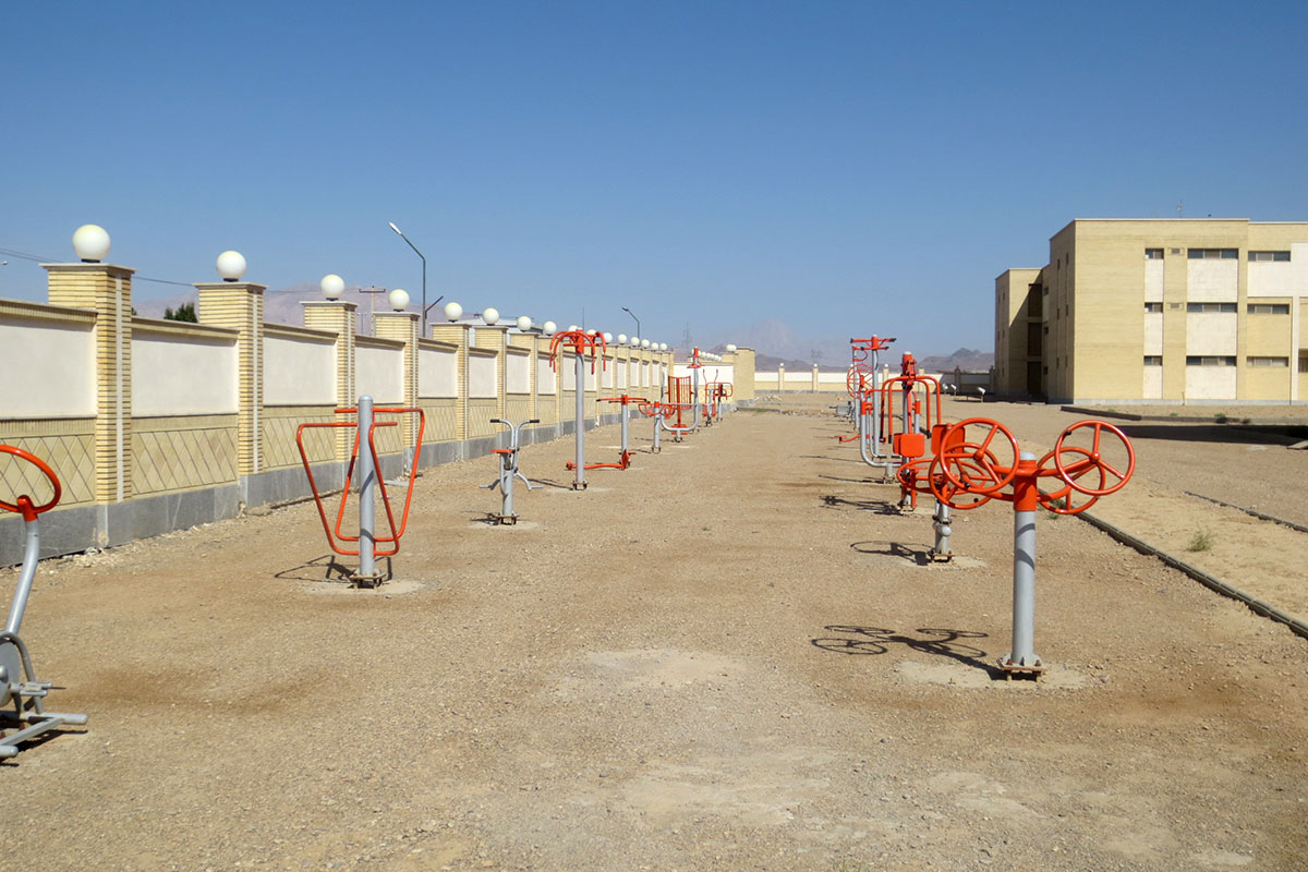 دستگاههای ورزشی محوطه خوابگاه